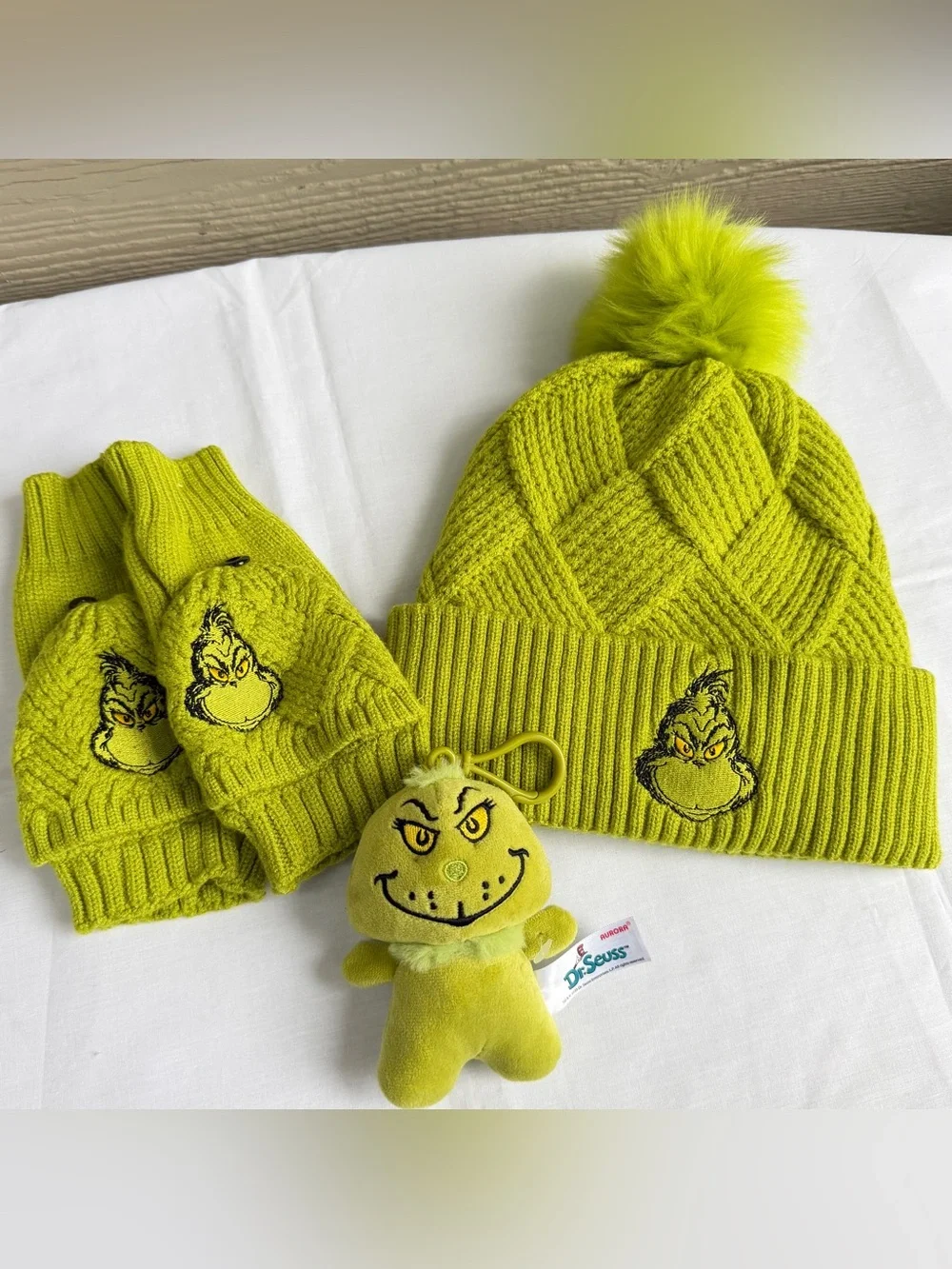 Dr Seuss The Grinch Youth Christmas Green Beanie Pom Hat Gloves Keyring 1 Size